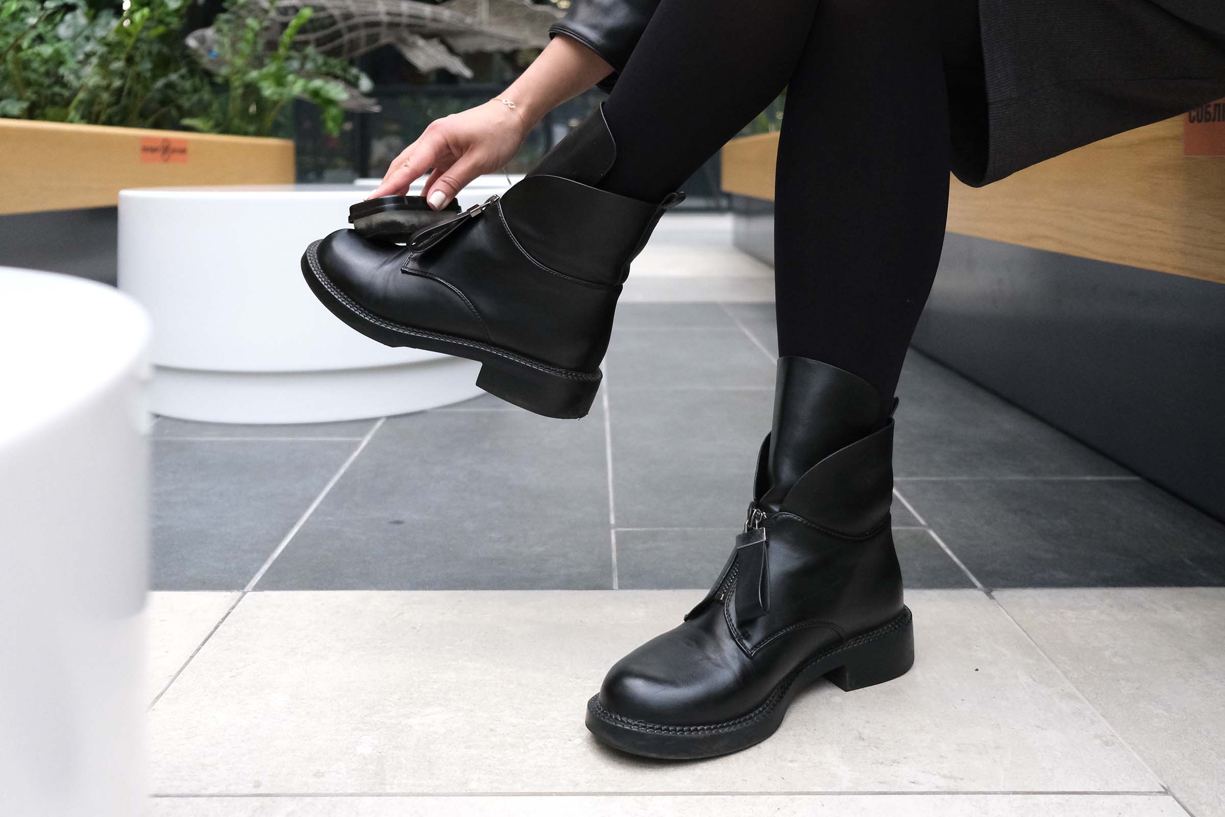 shoe-shine-N64R9GY.jpg